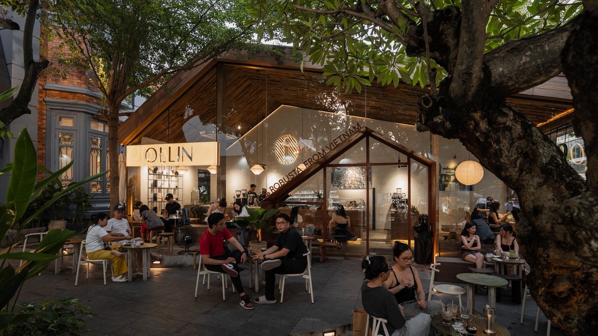 Ollin Café Premium sở hữu không gian hiện đại, tone trắng nâu nhẹ nhàng kết hợp cửa kính lớn đón ánh sáng